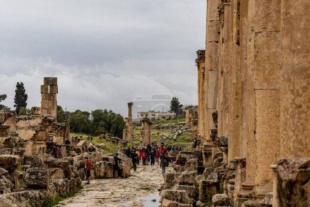 Téléchargez les photos : Jerash, Jordanie Un groupe visite les ruines du célèbre site archéologique gréco-romain Jarash connu sous le nom de Gerasa. - en image libre de droit