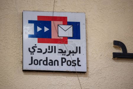 Téléchargez les photos : Jarash, Jordanie Un panneau pour le poste Jordan dans un dépanneur. - en image libre de droit