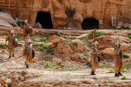 Téléchargez les photos : Petra, Jordanie Des soldats romains rancuniers sur le sentier Siq. - en image libre de droit