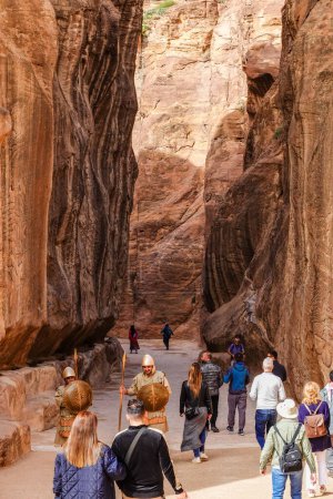 Téléchargez les photos : Petra, Jordanie Des soldats romains rampants sur le sentier Siq avec des touristes. - en image libre de droit
