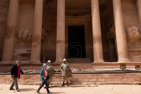Téléchargez les photos : Petra (Jordanie) Des soldats nabatéens sur la piste Siq avec des touristes au Trésor. - en image libre de droit