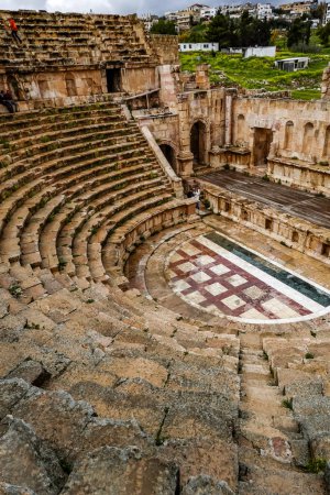 Téléchargez les photos : Jerash, Jordanie Ruines dans le célèbre site archéologique gréco-romain Jarash connu sous le nom de Gerasa et l'amphithéâtre. - en image libre de droit
