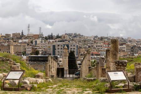 Téléchargez les photos : Jerash, Jordanie Ruines dans le célèbre site archéologique gréco-romain Jarash connu sous le nom de Gerasa et la ville. - en image libre de droit