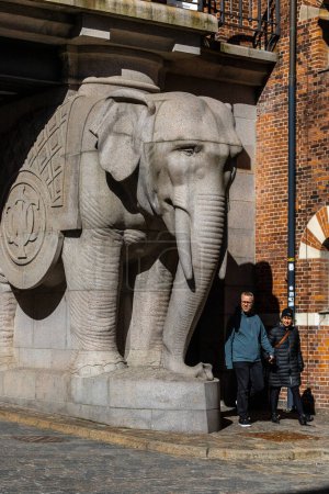 Foto de Copenhague, Dinamarca Estatuas de elefante emblemáticas en un pasadizo en el distrito Carlsberg Byen. - Imagen libre de derechos