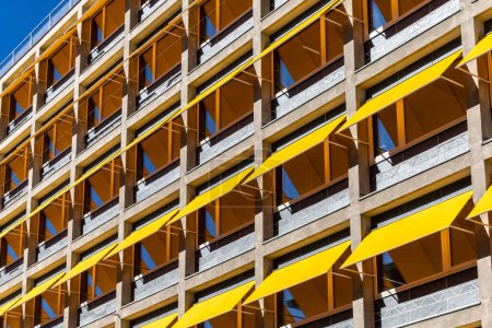 Copenhague, Danemark Un immeuble de bureaux avec auvents jaunes au-dessus des fenêtres pour protéger du soleil.