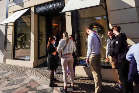 Téléchargez les photos : Copenhague, Danemark Des gens font la queue devant le magasin Louis Vuitton sur Stroget. - en image libre de droit