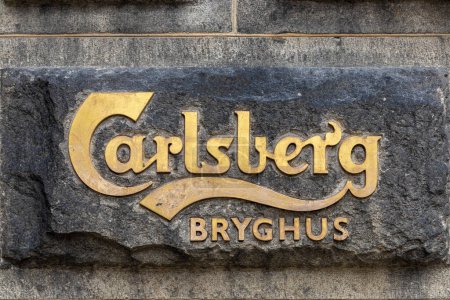 Foto de Copenhague, Dinamarca Un cartel en un viejo muro de piedra para la fábrica de cerveza Carlsberg en danés. - Imagen libre de derechos