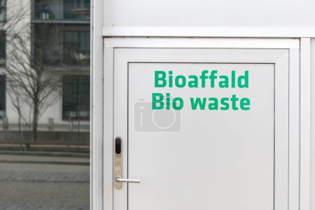 Téléchargez les photos : Copenhague, Danemark Un panneau pour les déchets biologiques en danois et en anglais sur la porte d'un bâtiment d'après-vente. - en image libre de droit