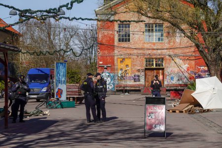 Téléchargez les photos : Copenhague, Danemark La police de Copenhague réprime le trafic illégal de cannabis à Christiania. - en image libre de droit