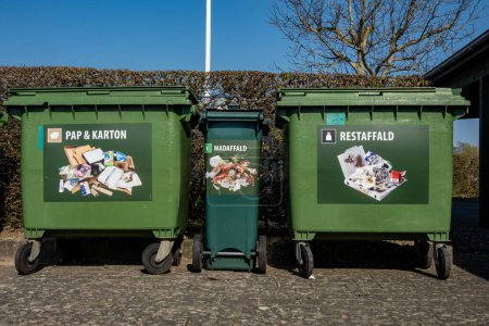 Foto de Copenhague, Dinamarca Recipientes de basura en un jardín comunitario en el suburbio de Brondby claramente separan cartón, desperdicio de alimentos y basura en general. - Imagen libre de derechos