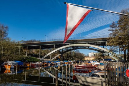 Stockholm, Schweden Kleine Boote oder Sportboote säumen den Palsundet-Kanal auf Langholmen im Stadtzentrum.