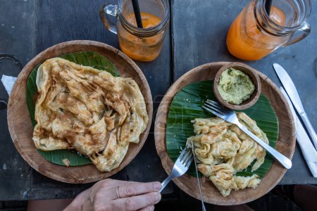 Canggu, Bali, Indonesien, Eine Mahlzeit aus frittiertem indonesischem Brot, Paratha und Hummus,