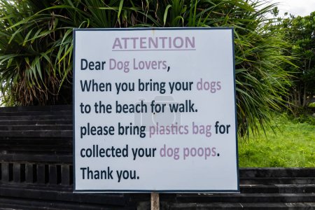 Téléchargez les photos : Canggu, Bali, Indonésie, Un panneau sur la plage indique aux propriétaires de chiens d'apporter des sacs en plastique pour leur crotte de chien. - en image libre de droit