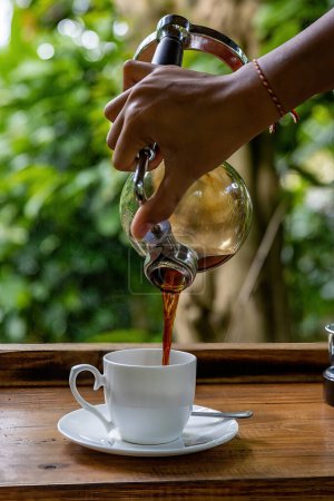 Téléchargez les photos : Bali, Indonésie Une femme a préparé du café Luwak dans une plantation de café pour dégustation. - en image libre de droit