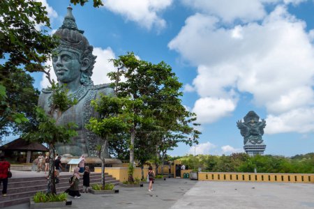 Foto de Bali, Indonesia, El Parque Cultural GWK fuera de Denpasar con estatuas de dioses hindúes. - Imagen libre de derechos