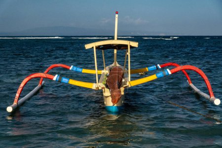 Téléchargez les photos : Sanur, Bali, Indonésie Un catamaran coloré sur la plage. - en image libre de droit