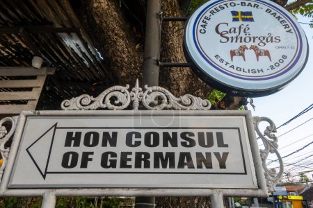 Téléchargez les photos : Sanur, Bali, Indonésie Un signe pour le consul honoraire d'Allemagne et une boulangerie suédoise. - en image libre de droit