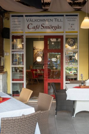 Téléchargez les photos : Sanur, Bali, Indonésie L'entrée d'un café suédois et des panneaux en suédois. - en image libre de droit