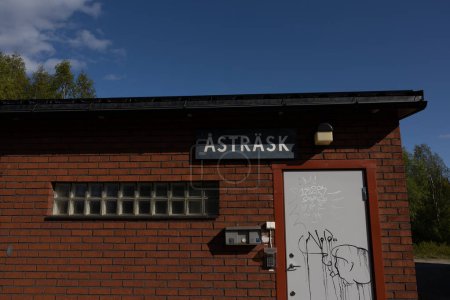 Téléchargez les photos : Astrask, Suède Une vieille gare abandonnée dans les bois et les voies suédoises. - en image libre de droit