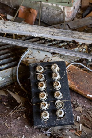 Téléchargez les photos : Skelleftea, Suède Une vieille fusebox dans un bâtiment abandonné. - en image libre de droit