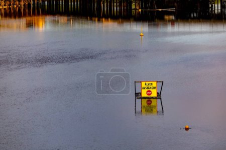 Téléchargez les photos : Skelleftea, Suède Un petit panneau sur la rivière Skelleftea dit en suédois que la rivière est fermée aux personnes et à la circulation. - en image libre de droit