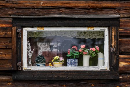 Téléchargez les photos : Skelleftea, Suède Un rebord de fenêtre mignon et des fleurs dans le quartier historique et culturel Bonnstan. - en image libre de droit
