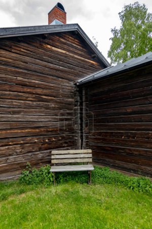 Téléchargez les photos : Skelleftea, Suède Un petit banc sur l'herbe dans le quartier historique et culturel Bonnstan. - en image libre de droit
