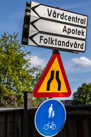 Téléchargez les photos : Skelleftea, Suède Un panneau de signalisation en suédois pointant vers le centre de santé du district, une pharmacie et des services de dentiste. - en image libre de droit