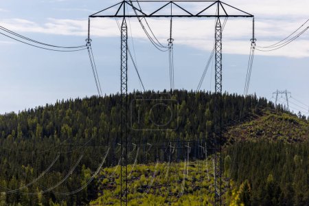 Foto de Sorsele, Suecia Paisaje y montañas de Laponia con líneas eléctricas. - Imagen libre de derechos