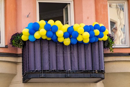 Téléchargez les photos : Stockholm, Suède Un balcon résidentiel décoré avec des ballonns aux couleurs suédoises. - en image libre de droit