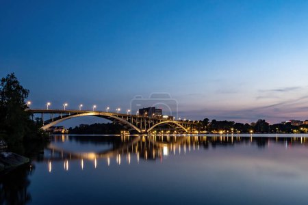Foto de Estocolmo, Suecia Una vista del puente occidental o Vasterbron por la noche en el verano. - Imagen libre de derechos