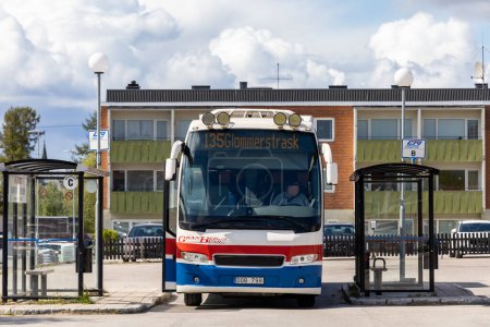Foto de Arvidsjaur, Suecia Junio 8, 2023 Un autobús de larga distancia en la estación de autobuses de Arvisdjaur. - Imagen libre de derechos