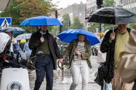 Foto de Estocolmo, Suecia Julio 6, 2023 Los peatones caminan bajo la lluvia sobre Gotgatan en Sodermalm. - Imagen libre de derechos