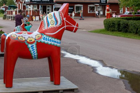 Téléchargez les photos : Nusnas (Suède) 13 juillet 2023 Un cheval Dala se tient devant un magasin de vente au détail vendant ces artefacts culturels. - en image libre de droit