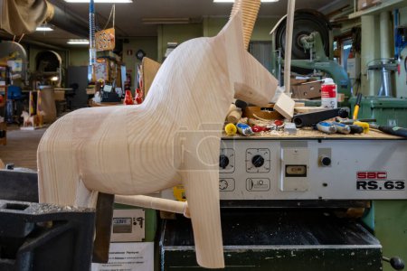 Téléchargez les photos : Nusnas, Suède 13 juillet 2023 Un cheval Dala inachevé dans l'atelier sur un moulin charpentier. - en image libre de droit
