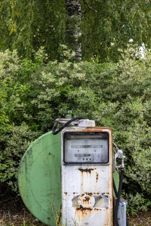 Foto de Tarna, Suecia Una vieja y oxidada bomba de gas en una granja con precios en coronas suecas. Sin marca. - Imagen libre de derechos