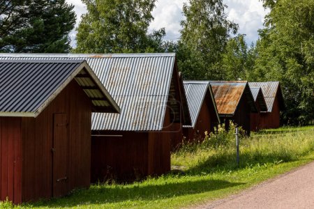 Téléchargez les photos : Nusnas, Suède Petites maisons de bateaux rouges sur la rive du lac Siljan. - en image libre de droit