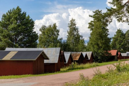 Téléchargez les photos : Nusnas, Suède Petites maisons de bateaux rouges sur la rive du lac Siljan. - en image libre de droit