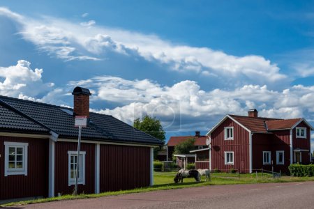 Téléchargez les photos : Nusnas, Suède Maisons en bois et pâturage de chevaux. - en image libre de droit
