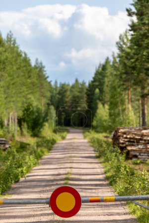 Téléchargez les photos : Nusnas, Suède Un boom sur une route forestière et un tas de bois abattu. - en image libre de droit