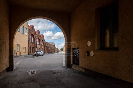 Téléchargez les photos : Eskilstuna, Suède 22 juillet 2023 Une ruelle vide dans l'ancien quartier industriel. - en image libre de droit