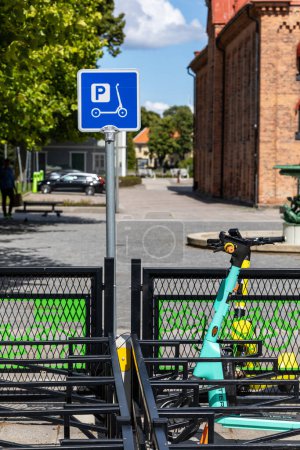 Téléchargez les photos : Eskilstuna, Suède 22 juillet 2023 Un panneau de stationnement pour un scooter électrique. - en image libre de droit
