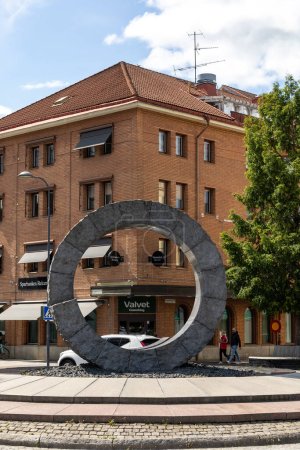 Téléchargez les photos : Eskilstuna, Suède 22 juillet 2023 Une sculpture en spirale, Spirale structurelle, au Radhusrondellen par Takashi Naraha à partir de 1993. - en image libre de droit