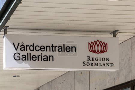 Téléchargez les photos : Eskilstuna, Suède 22 juillet 2023 Un panneau en suédois pour la clinique de santé locale. Vardcentral se traduit en clinique de santé en anglais pour la région de Sormland. - en image libre de droit