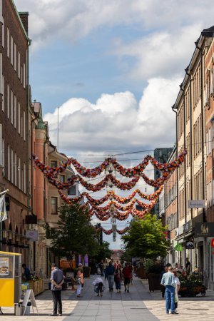 Téléchargez les photos : Eskilstuna, Suède 22 juillet 2023 Trois piétons blondes sur Fristdstorget, une place historique dans le centre de la ville. - en image libre de droit