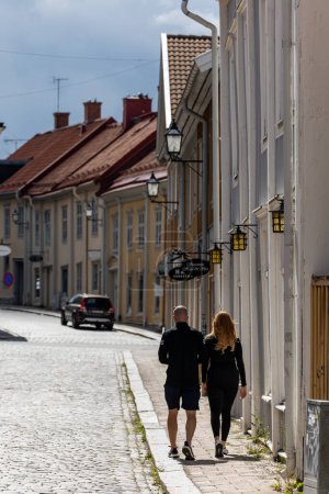 Téléchargez les photos : Eskilstuna, Suède 22 juillet 2023 Un jeune couple marche dans la vieille ville dans des rues pavées. - en image libre de droit
