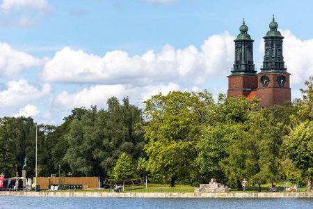 Téléchargez les photos : Eskilstuna, Suède 22 juillet 2023 L'église Klosters kyrka, ou Clositer sur la rivière Eskilstuna en été. - en image libre de droit