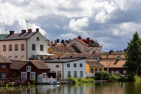 Téléchargez les photos : Eskilstuna, Suède Maisons résidentielles sur la rivière Eskilstuna au centre-ville. - en image libre de droit