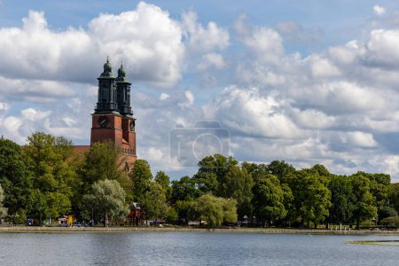 Téléchargez les photos : Eskilstuna, Suède L'église Klosters kyrka, ou Clositer sur la rivière Eskilstuna en été. - en image libre de droit