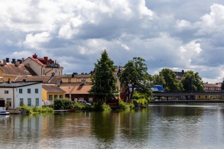 Téléchargez les photos : Eskilstuna, Suède Maisons résidentielles sur la rivière Eskilstuna au centre-ville. - en image libre de droit